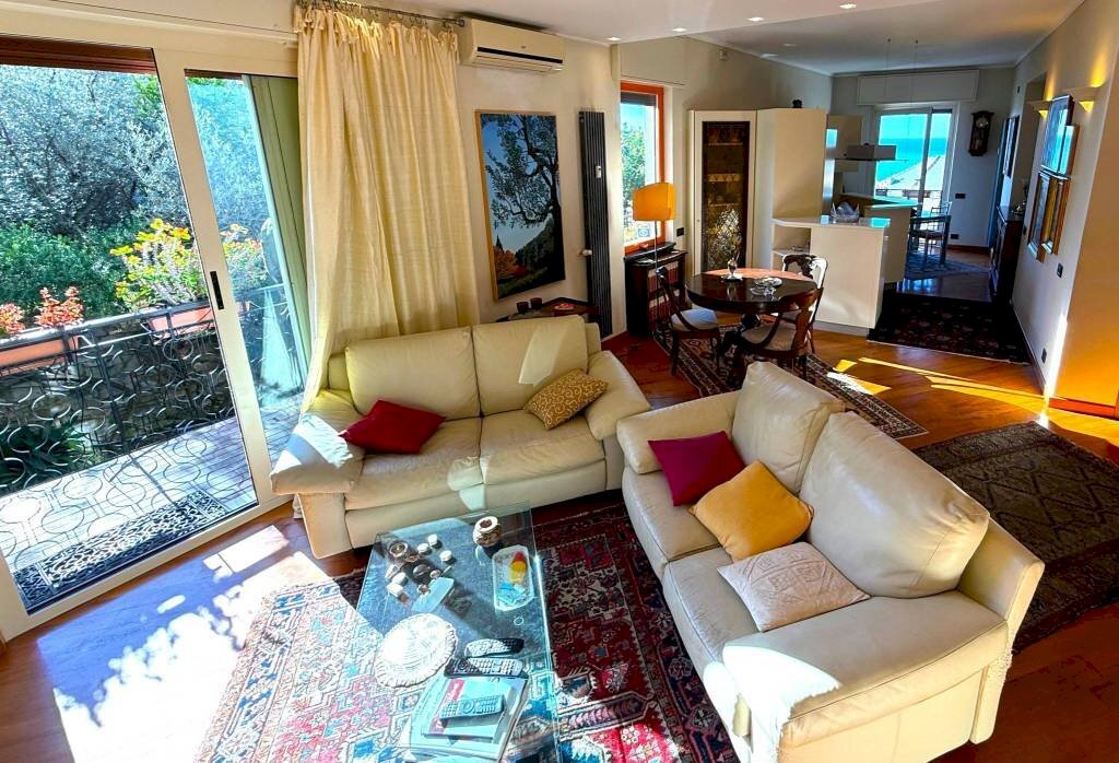 Salone - Appartamento via Giuseppe Mendozza, 39, Genova (zona Quarto) - foto 2