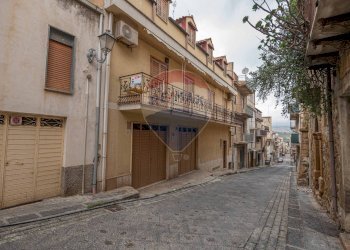 Edificio all\'aperto - Casa indipendente Via Giuseppe Garibaldi
 
26, Mirabella Imbaccari - foto 3