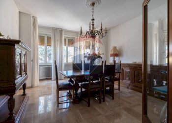 Sala da pranzo - Villa a Schiera viale Zonghi
 
39, Fabriano - foto 8