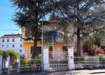 Edificio all\'aperto - Villa a Schiera viale Zonghi
 
39, Fabriano - foto 2