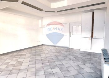 Stanza vuota - Locale Commerciale Piazza Alpini, Piancogno - foto 1