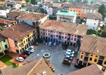 Edificio all\'aperto - Locale Commerciale Piazza Alpini, Piancogno - foto 2