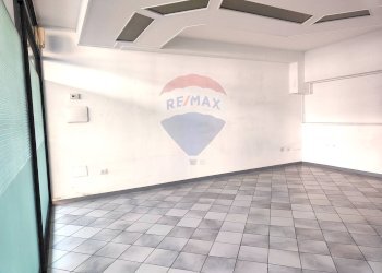 Stanza vuota - Locale Commerciale Piazza Alpini, Piancogno - foto 3