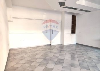 Stanza vuota - Locale Commerciale Piazza Alpini, Piancogno - foto 4