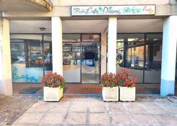 Edificio all\'aperto - Locale Commerciale Piazza Alpini, Piancogno - foto 1