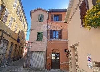 Edificio all\'aperto - Trilocale Vicolo Castrica
 
26, Fabriano - foto 2