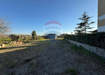 Giardino - Locale Commerciale Via Gelso Rosso, Minturno - foto 2