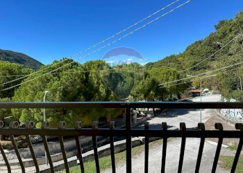 Balcone piano primo - Casa indipendente Via San Lorenzo
 
12, Castelpizzuto - foto 2