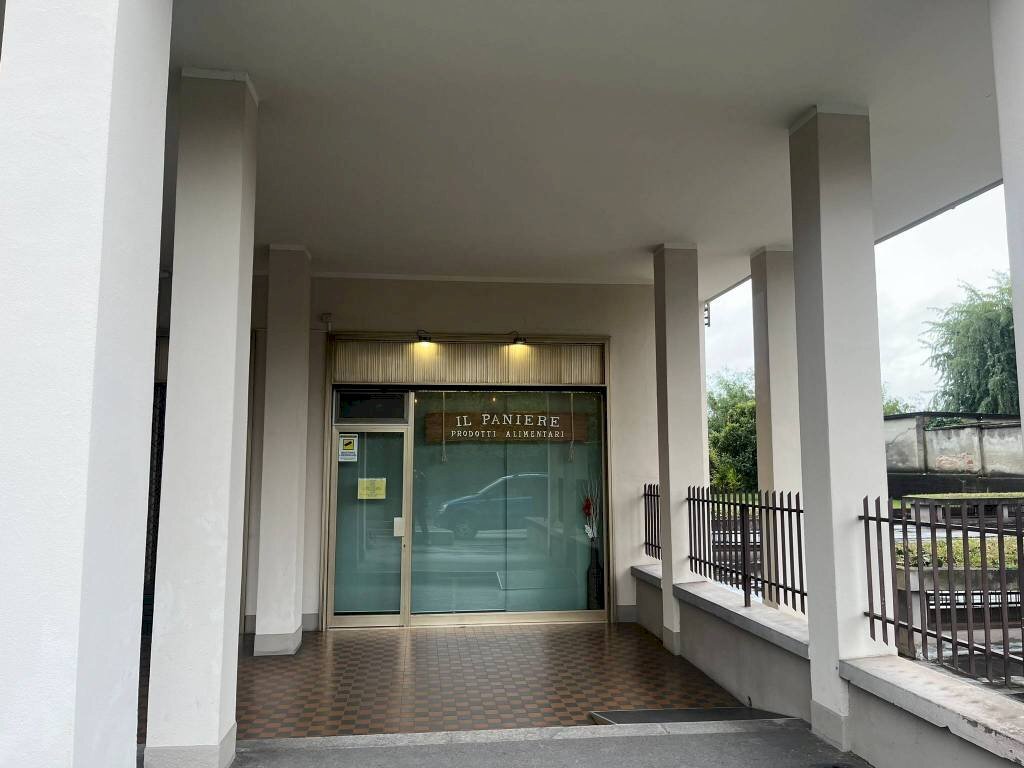 Facciata - Negozio via Roma, 33, Chieri - foto 1