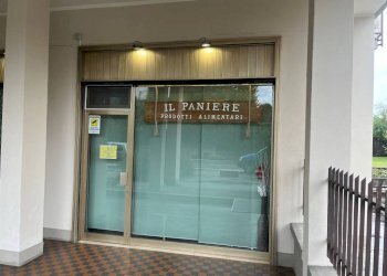 Facciata - Negozio via Roma, 33, Chieri - foto 1