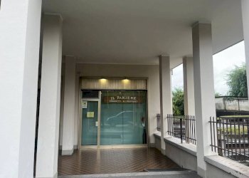 Facciata - Negozio via Roma, 33, Chieri - foto 1