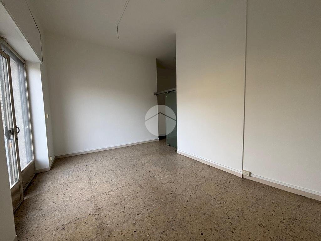 Negozio Via Roma, Bagnolo Piemonte - foto 2