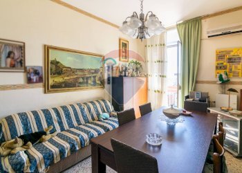 Sala da pranzo - Quadrilocale Via Zia Lisa
 
32, Catania - foto 2