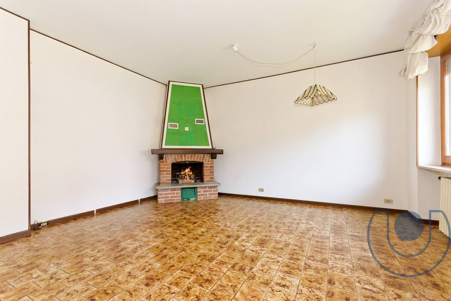 Sala con camino - Semi-detached house Via Roma, Arignano - photo 3