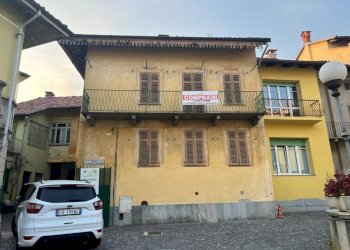 Facciata - Casa indipendente piazza Vincenzo Delleani, 2, Pollone - foto 1