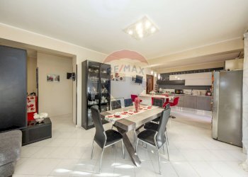 Sala da pranzo - Appartamento Via Giovanni Giolitti
 
10, Gravina di Catania - foto 9