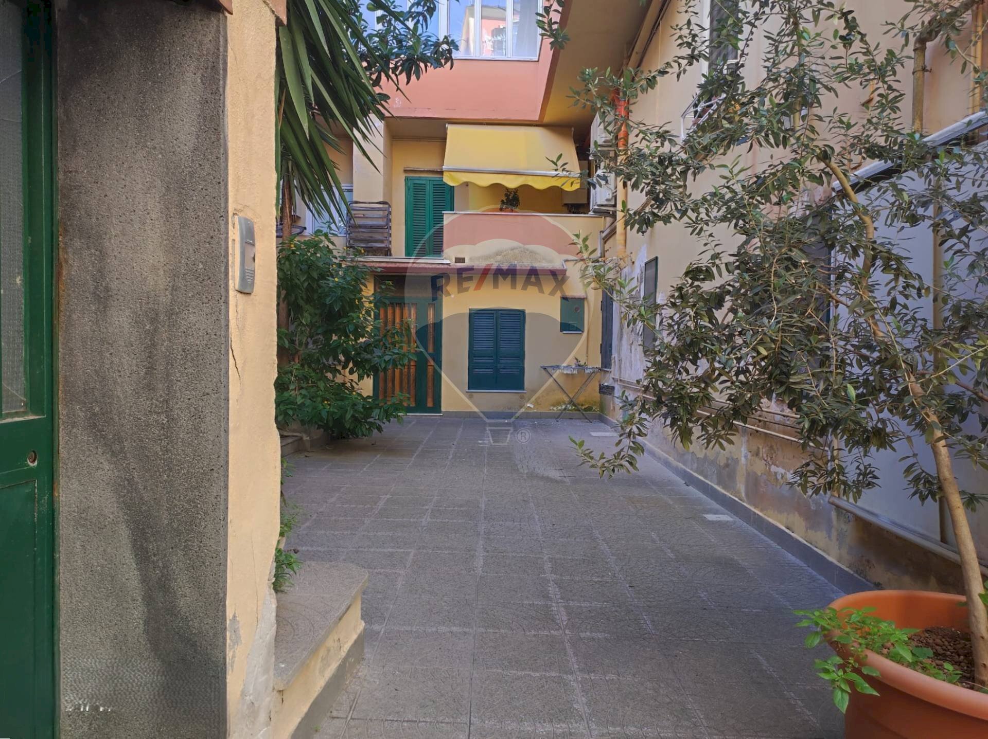 Edificio all\'aperto - Locale Commerciale Via Arco Mirelli
 
30, Napoli - foto 3