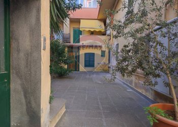 Edificio all\'aperto - Locale Commerciale Via Arco Mirelli
30, Napoli - foto 3