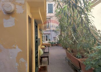 Edificio all\'aperto - Locale Commerciale Via Arco Mirelli
30, Napoli - foto 14