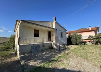 facciata - Casa indipendente Via Prati 16, Alanno - foto 1