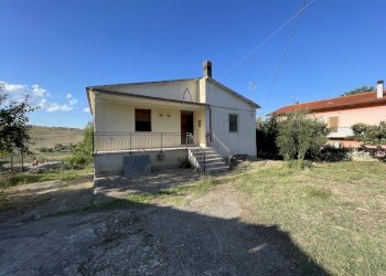 facciata - Casa indipendente Via Prati 16, Alanno - foto 4