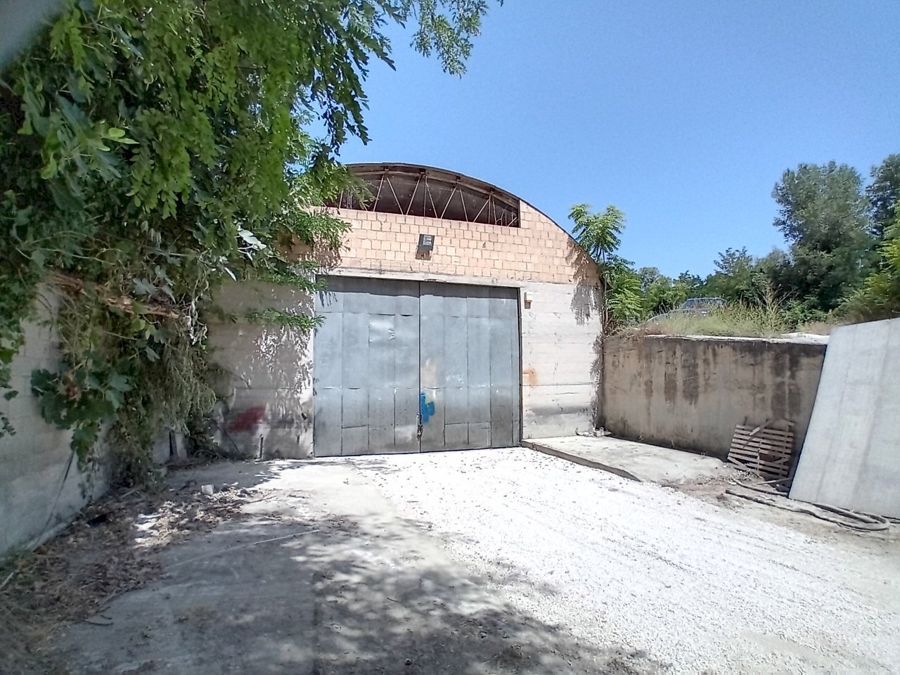 facciata - Capannone Via Fiume Orta, Bolognano - foto 1