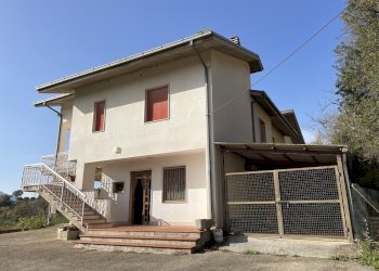 facciata - Casa indipendente Via Fonte Pianuccia 3, Rosciano - foto 2