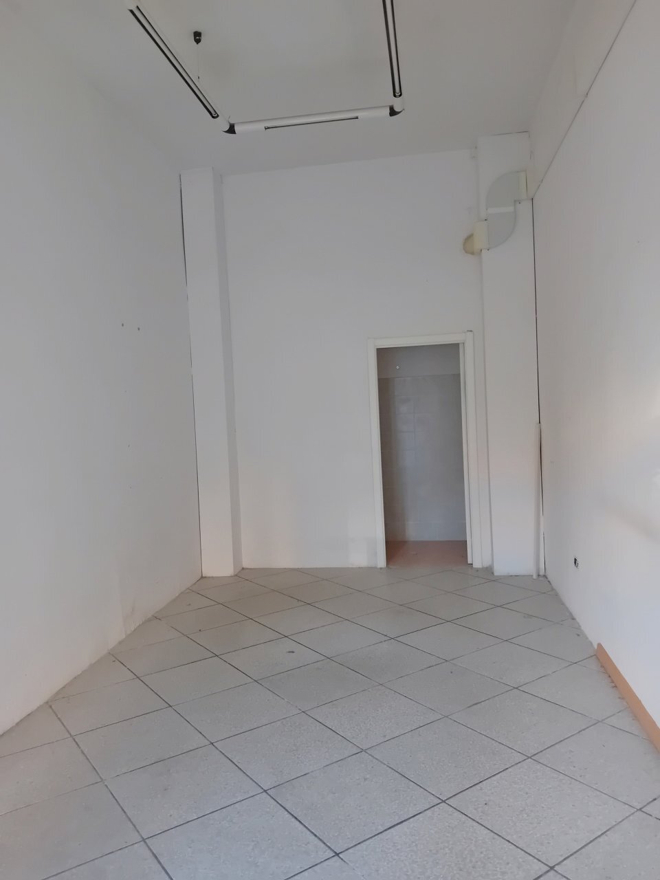 20250901_183700.jpg - Locale Commerciale Piazza Giuseppe Mazzini 3434, Orsogna - foto 2