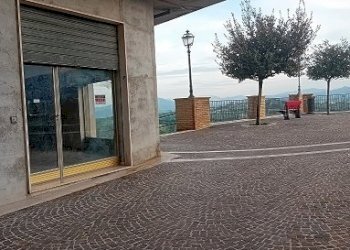 20250423_190538.jpg - Locale Commerciale Via Roma, Orsogna - foto 1