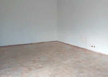 20250423_190054.jpg - Locale Commerciale Via Roma, Orsogna - foto 2