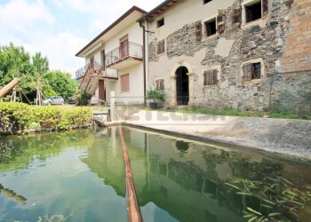 cortile  e fontana con rustico e casa - Casale Via Danesi di Sopra 50, Montecchia di Crosara - foto 1