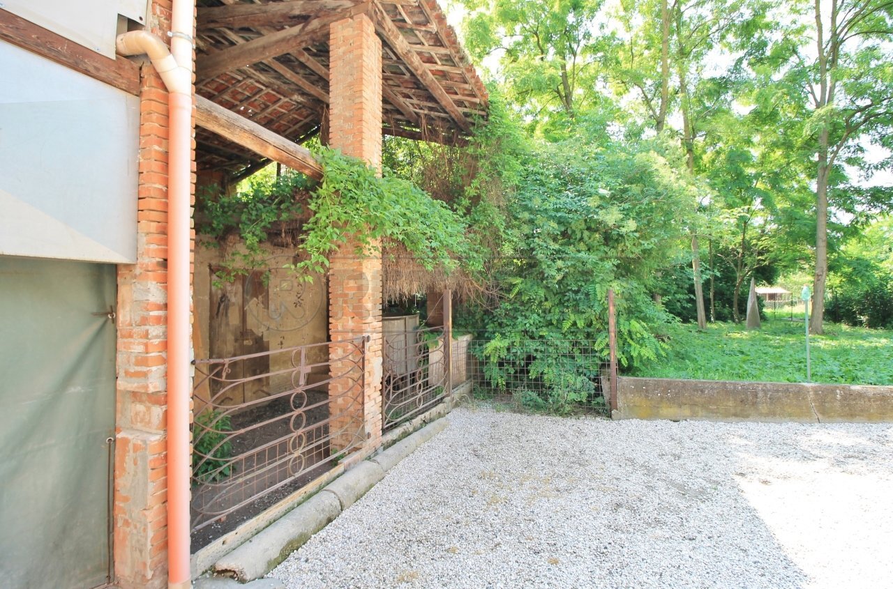 portico e terreno - Building land Piazza G. Marconi 22, Gambellara - photo 1