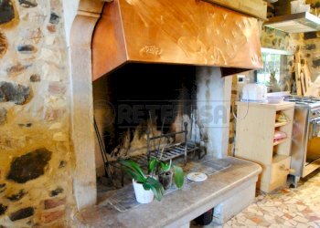 dettaglio camino - Villa Piazza Roma 36, Brogliano - foto 12