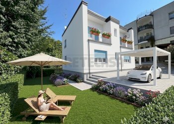 donna e auto - Villa Viale Dante, Vicenza - photo 1