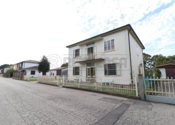 2_Esterno.jpg - Villa Via Don Giovanni Minzoni 17, Bondeno - foto 2