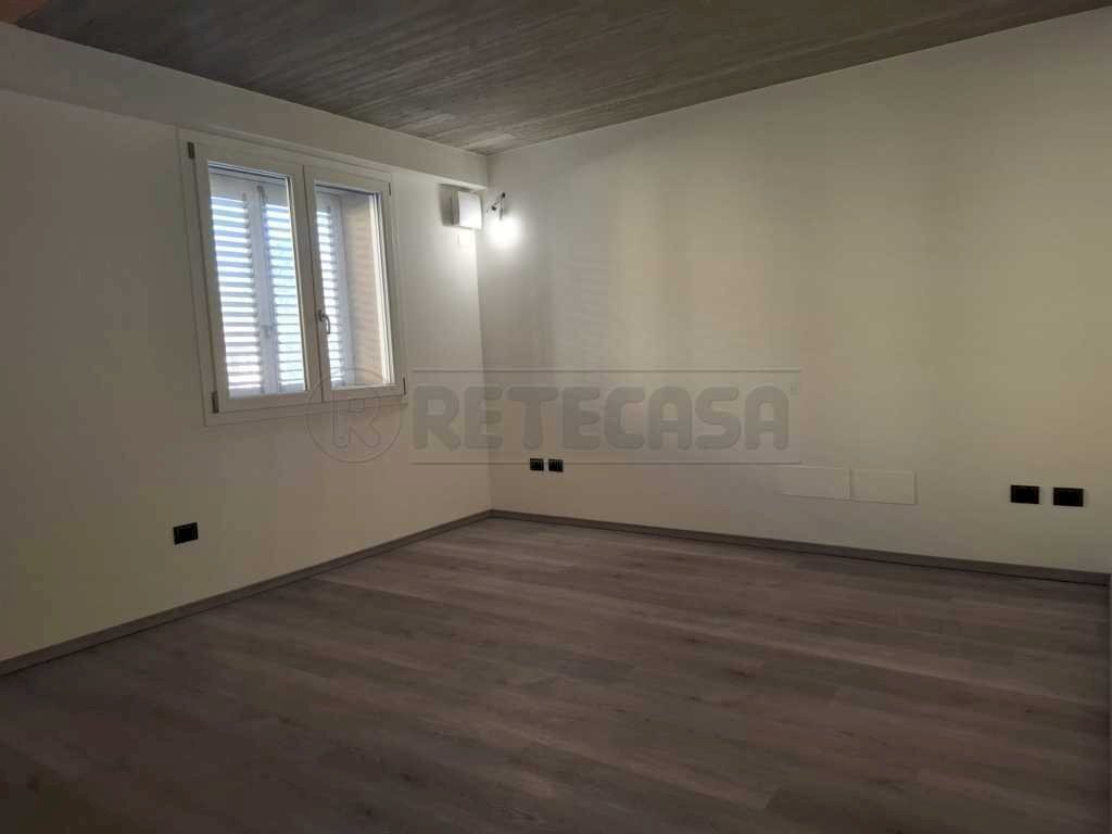 3_Zona giorno.jpg - Bilocale Via Giosuè Carducci, Bondeno - foto 3