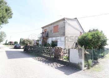 1_Fronte casa.jpg - Villa Via Comunale 202, Bondeno - foto 7