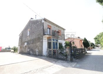 2_Fronte casa.jpg - Villa Via Comunale 202, Bondeno - foto 8