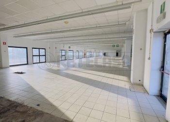 AREA VENDITA - Commercial Premises Via IV Genova 48, Pozzuolo del Friuli - photo 7