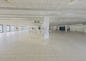 AREA VENDITA - Commercial Premises Via IV Genova 48, Pozzuolo del Friuli - photo 8