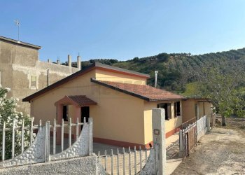 059cb347-2639-42dc-9c64-756124df51b3.jpg - Casa indipendente Via Fausto Gullo 81, Catanzaro - foto 1