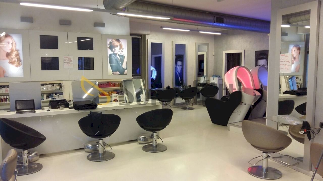 1.jpg - Locale Commerciale Corso Roma 26, Cesano Maderno - foto 2