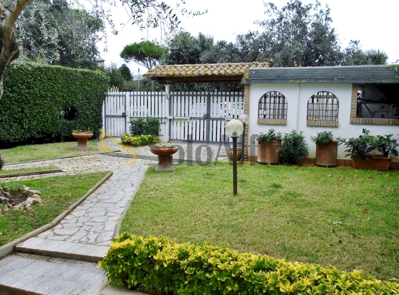 Fiumicino, Fregene - villa indipendente - Villa a Schiera Via Fiorenzuola di Focara, Fiumicino - foto 2