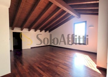 Camera matrimoniale piano superiore.jpg - Trilocale Via Trebbia, Parabiago - foto 13