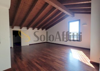 Camera matrimoniale piano superiore.jpg - Trilocale Via Trebbia, Parabiago - foto 24