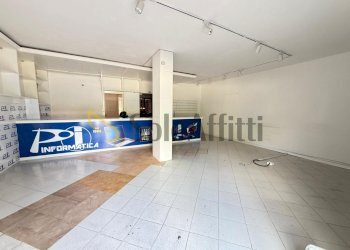 IMG-20250905-WA0012.jpg - Locale Commerciale Via John Fitzgerald Kennedy 28, Caserta - foto 1