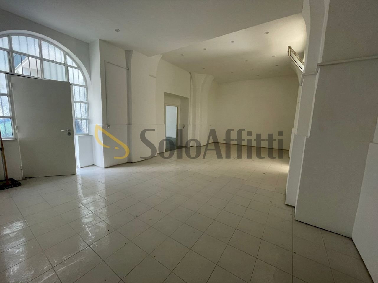 IMG-20250611-WA0027.jpg - Warehouse Corso Trieste 82, Caserta - photo 1