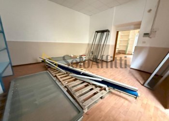 IMG-20250424-WA0095.jpg - Locale Commerciale Via Giulio Antonio Acquaviva 226, Caserta - foto 11