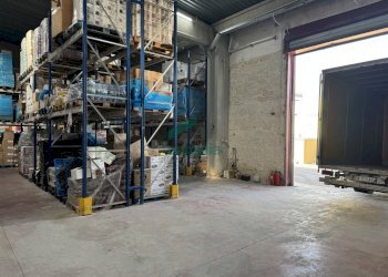 Vista portone sul lato - Commercial Premises S.P. 231 km 80, 660, Modugno - photo 11