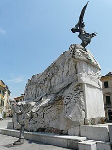 Sarzana-piazza_Matteotti-monumento_caduti_Grande_G - Magazzino Sarzana - foto 2